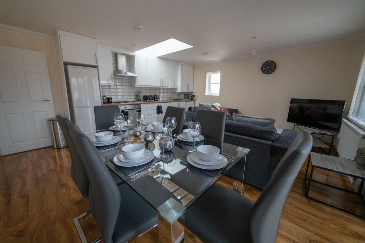 The Coach House - London Heathrow Serviced Apartments Stanwell Exterior photo