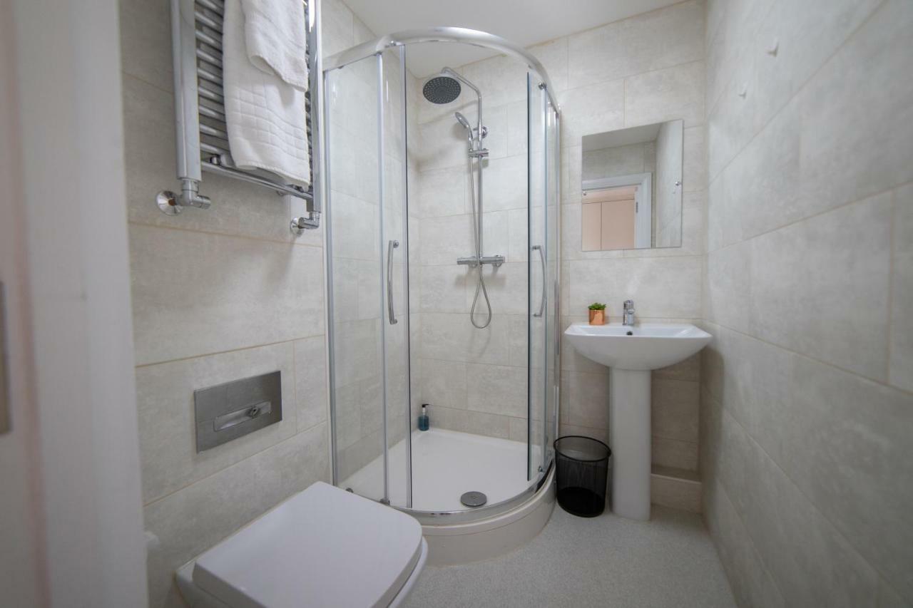 The Coach House - London Heathrow Serviced Apartments Stanwell Exterior photo