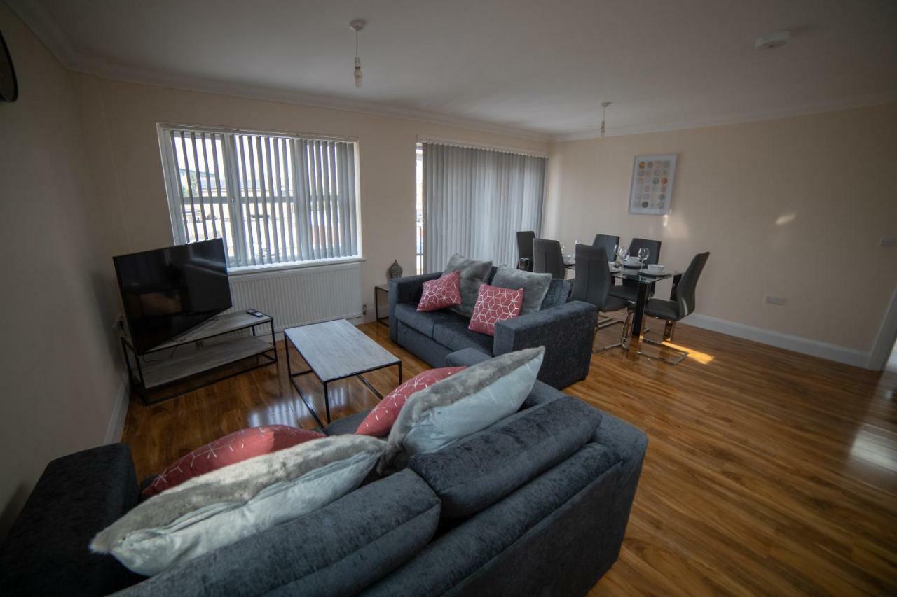 The Coach House - London Heathrow Serviced Apartments Stanwell Exterior photo